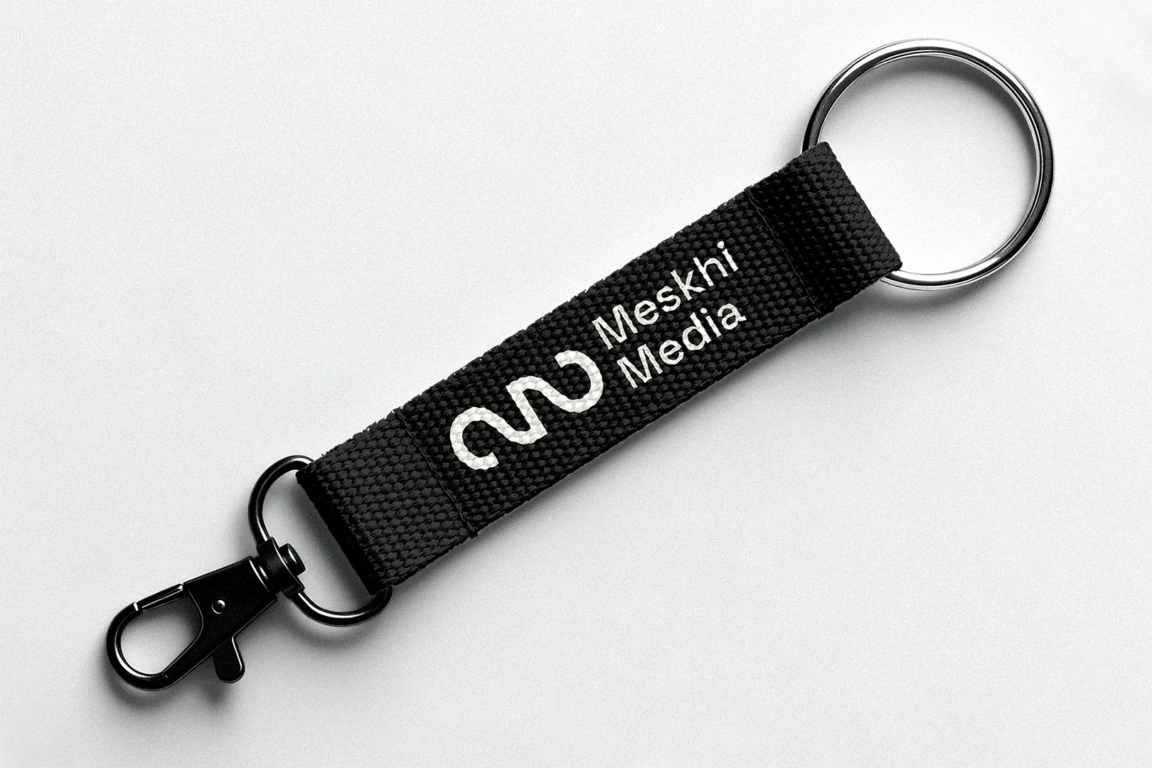 Meskhi Media – Schlüsselband mit gestickter Wordmark